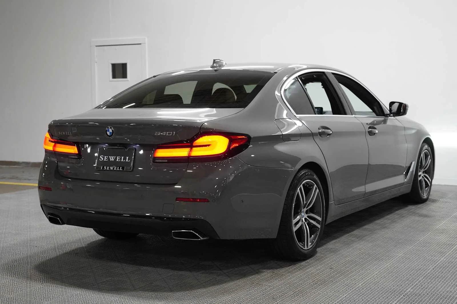 Used 2021 Bernina Grey Amber Effect BMW 540i image 4