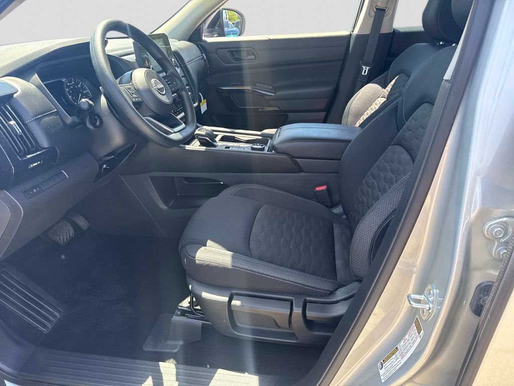 Used 2025 Silver Nissan S image 17