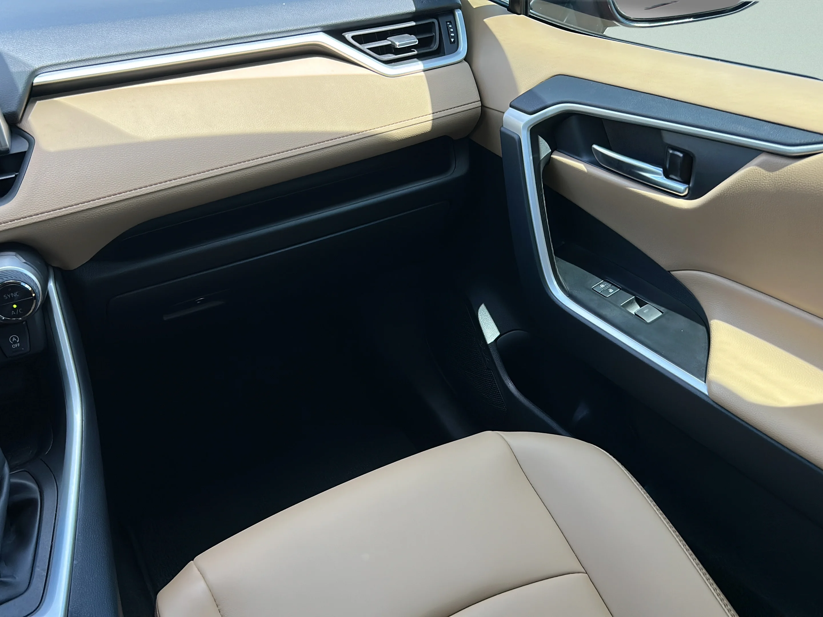 Used 2025 Pearl Toyota XLE Premium image 13