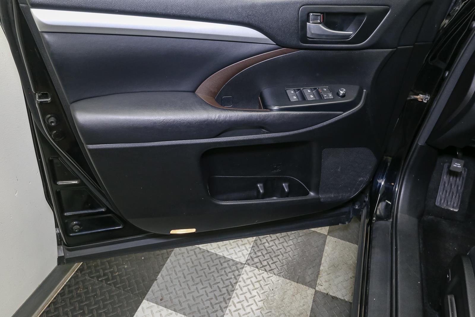 Used 2017 Midnight Black Metallic TOYOTA  image 41