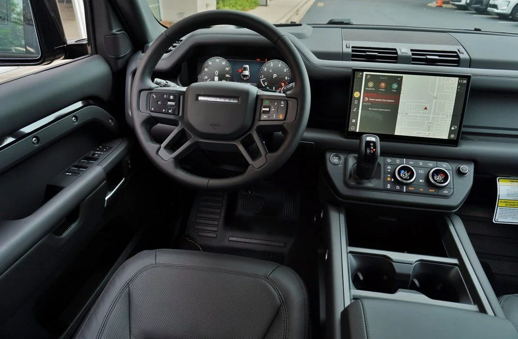 Certified Used 2025 Black Land Rover X-Dynamic SE image 17