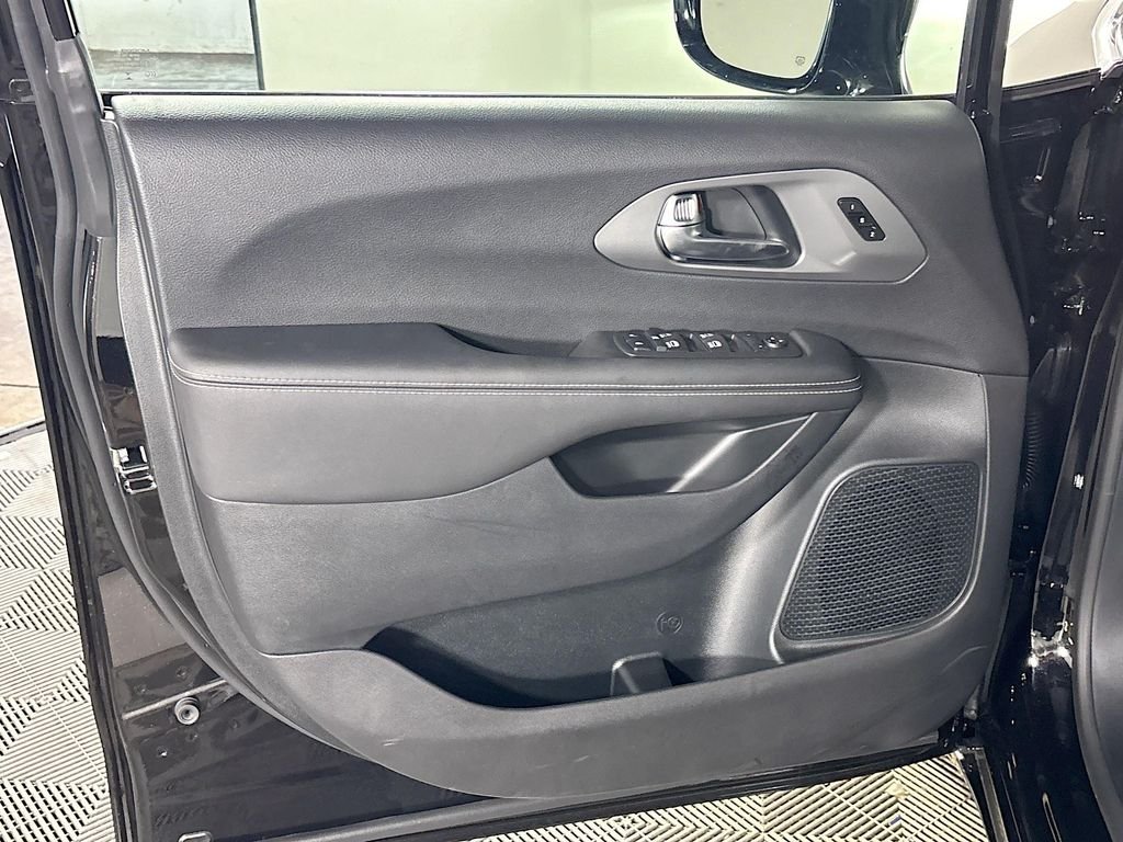 2026 Chrysler Pacifica Select - Photo 10
