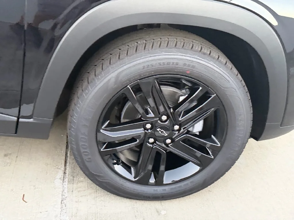 New 2026 Mosaic Black Metallic Chevrolet ACTIV image 7