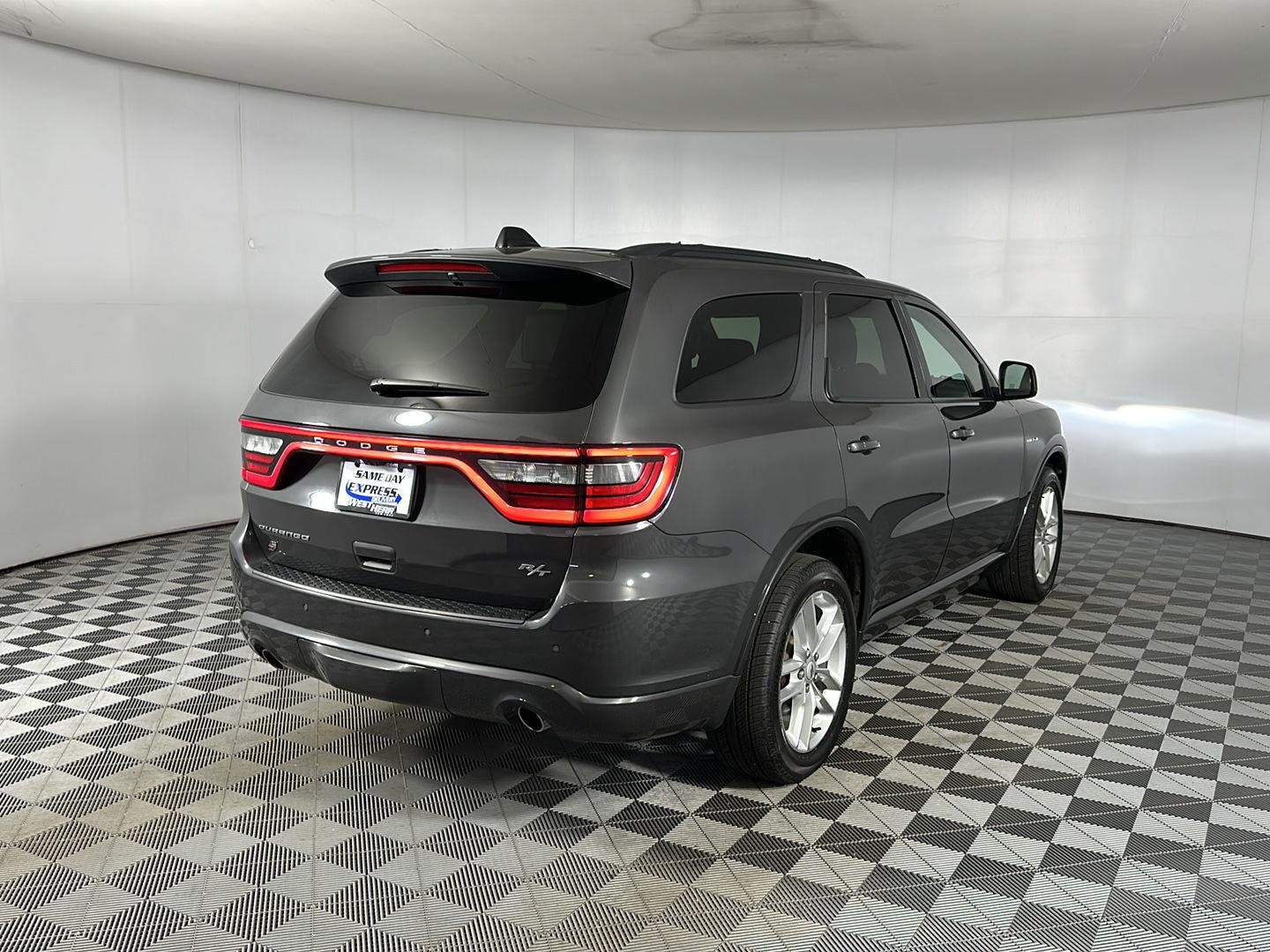 Used 2025 Vapour Grey Dodge R/T image 8