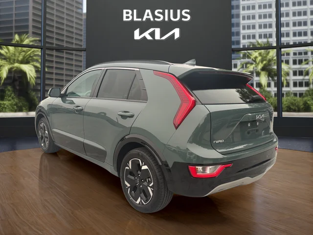 Used 2023 Green Kia Wind image 3