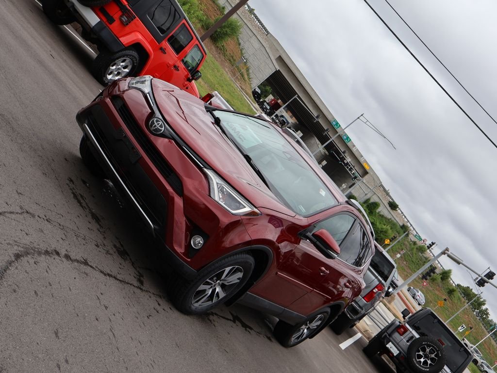 Used 2018 Red Toyota XLE image 3