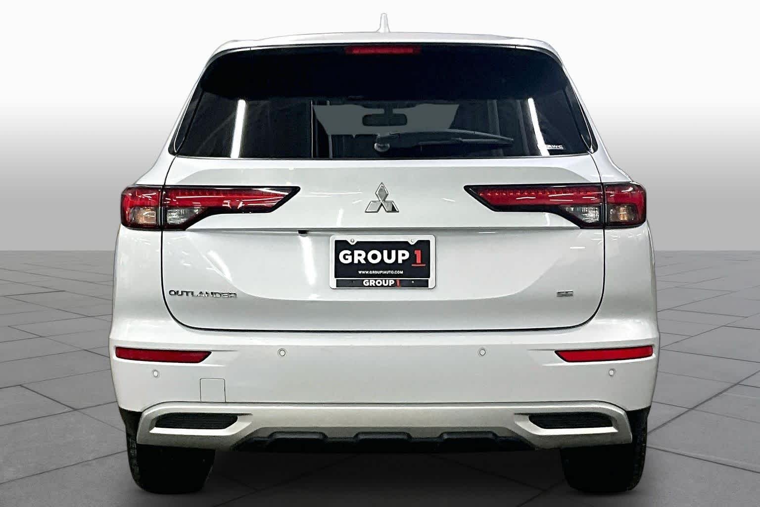 Pre-Owned 2024 Mitsubishi Outlander SE