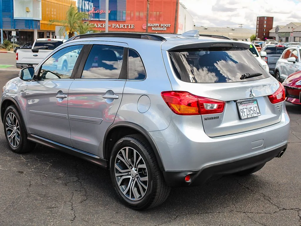 Used 2017  Mitsubishi SEL image 7