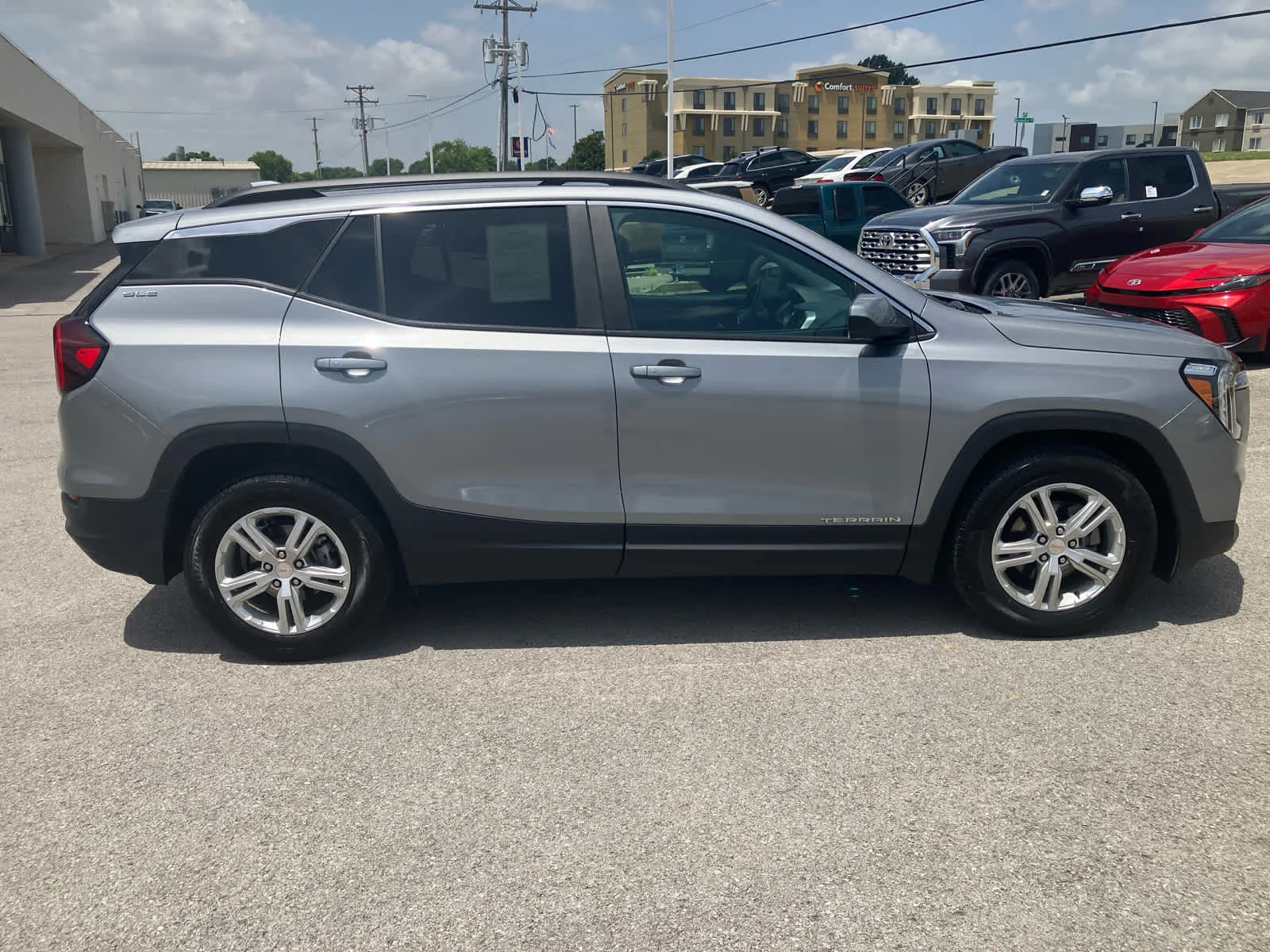 Used 2024 Sterling Metallic GMC SLE image 8