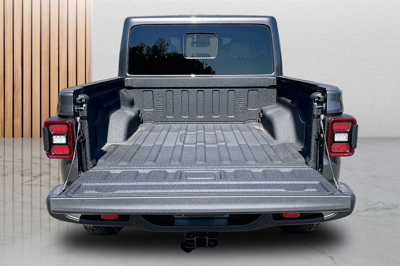 New 2026 Granite Crystal Metallic Clear-Coat Exterior Paint Jeep Rubicon X image 24
