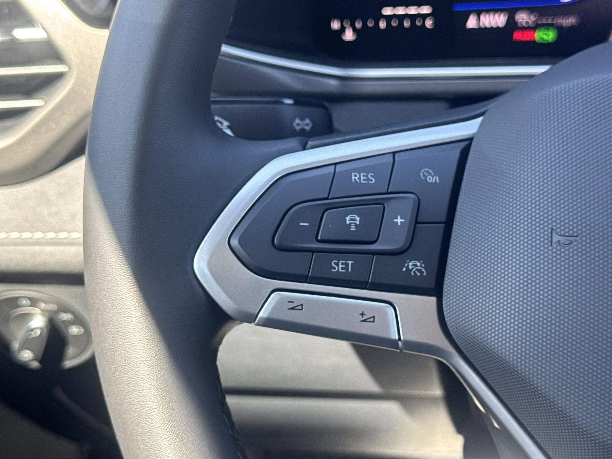 New 2027 Monument Gray w/Deep Black Roof Volkswagen SE Black image 19