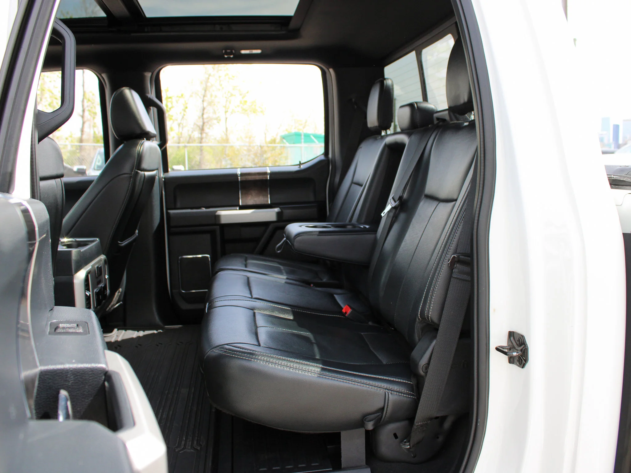 Used 2022 White Ford LARIAT * V8 Diesel | Heated/Vented Seats | Tonneau Cover | Apple CarPlay | Remote Start image 12