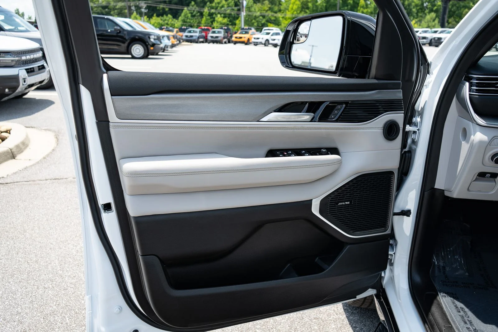 New 2026 Bright White Clear-Coat Exterior Paint Jeep  image 17