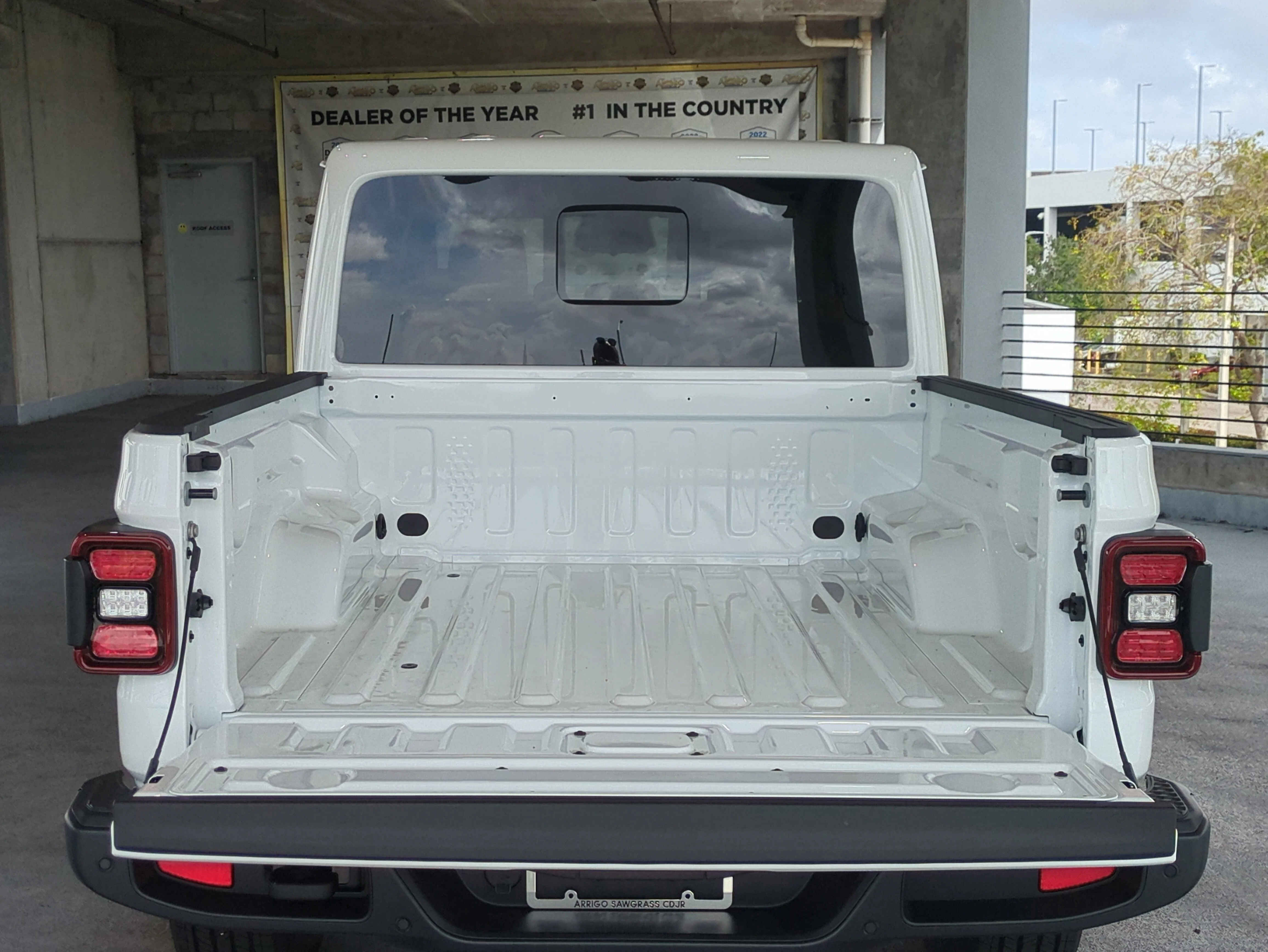 New 2026 Bright White Clear-Coat Exterior Paint Jeep Sahara image 12