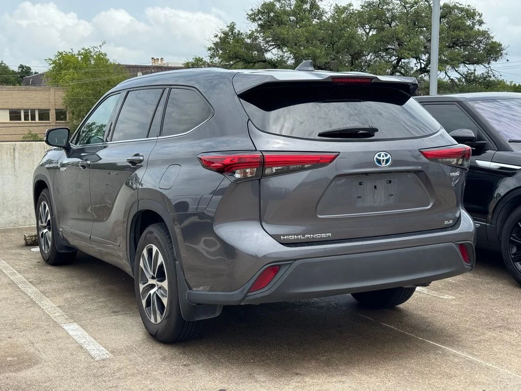 Used 2020 Magnetic Gray Metallic Toyota XLE image 3