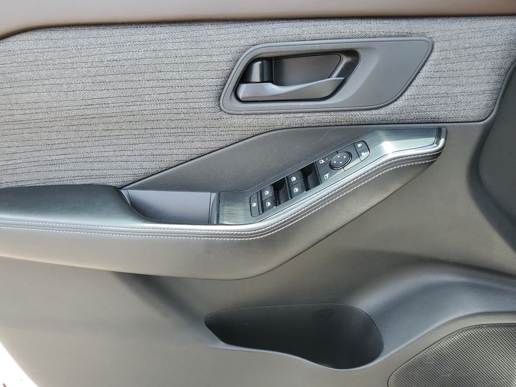 Used 2021 Glacier White Nissan S image 18