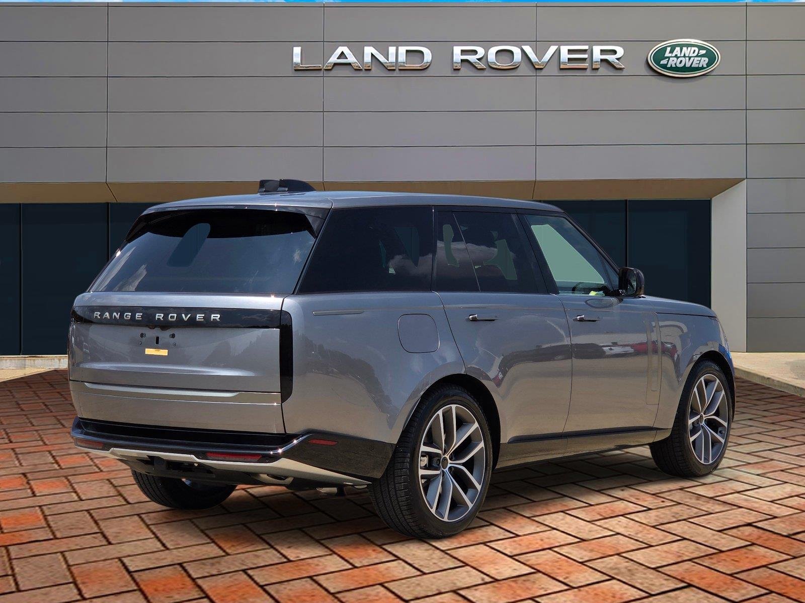 New 2026 Eiger Grey Land Rover SE image 4