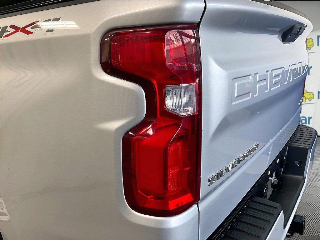 Used 2021 Silver Chevrolet Custom image 34
