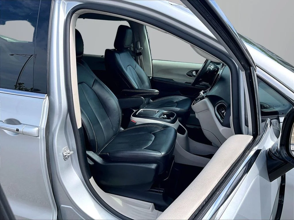Used 2024 Silver Chrysler Touring L image 8