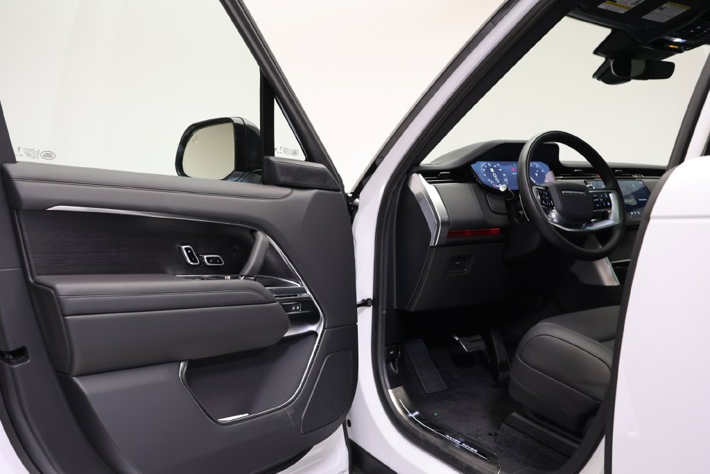 New 2027 Fuji White Land Rover SE image 27