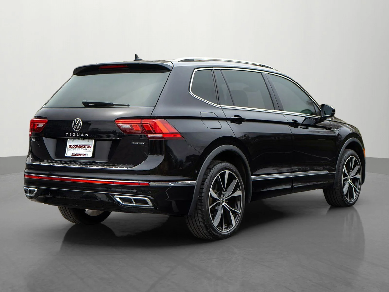 Used 2022 Deep Black Pearl Volkswagen 2.0T SEL R-Line image 8