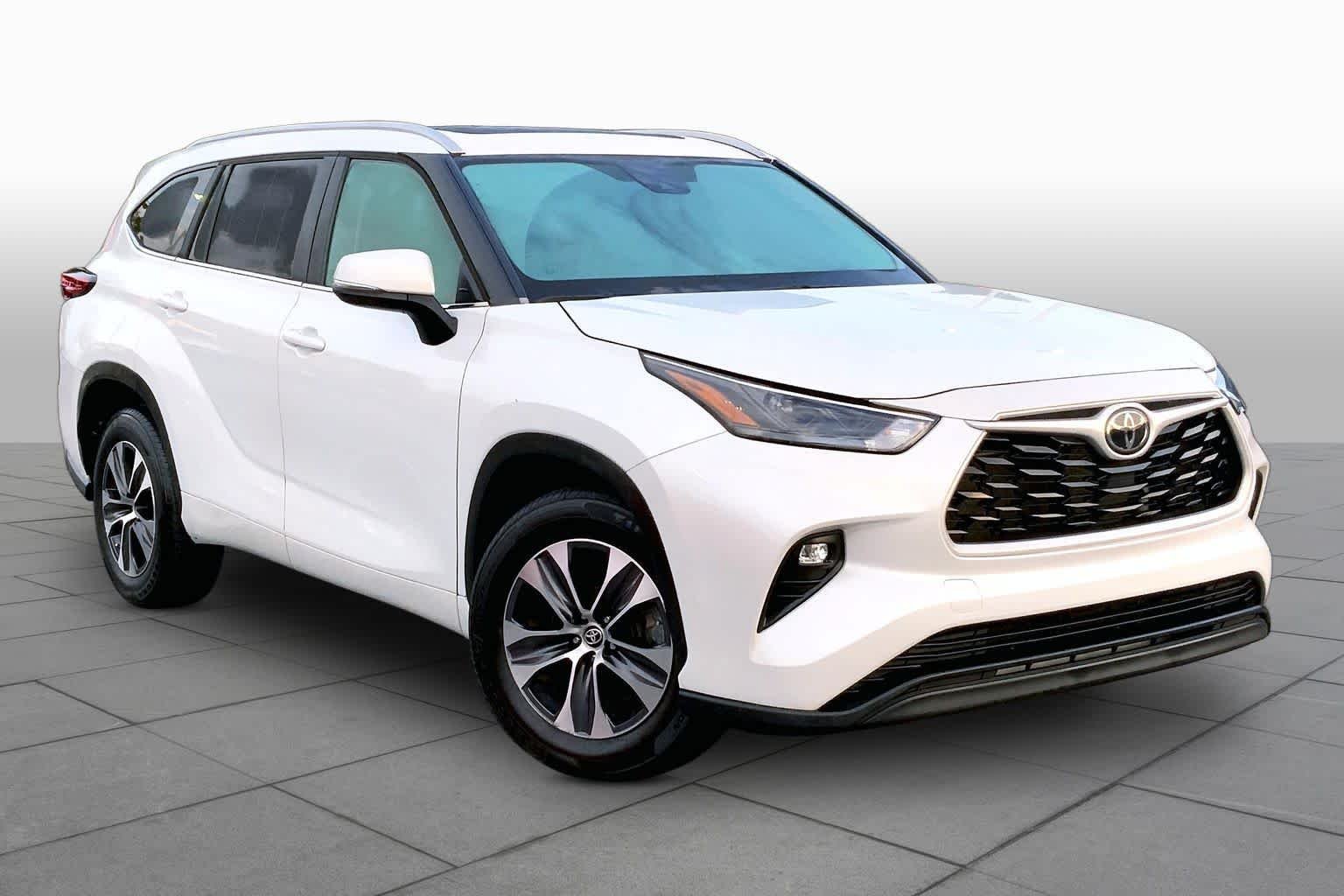 Used 2023 Wind Chill Pearl Toyota XLE image 3