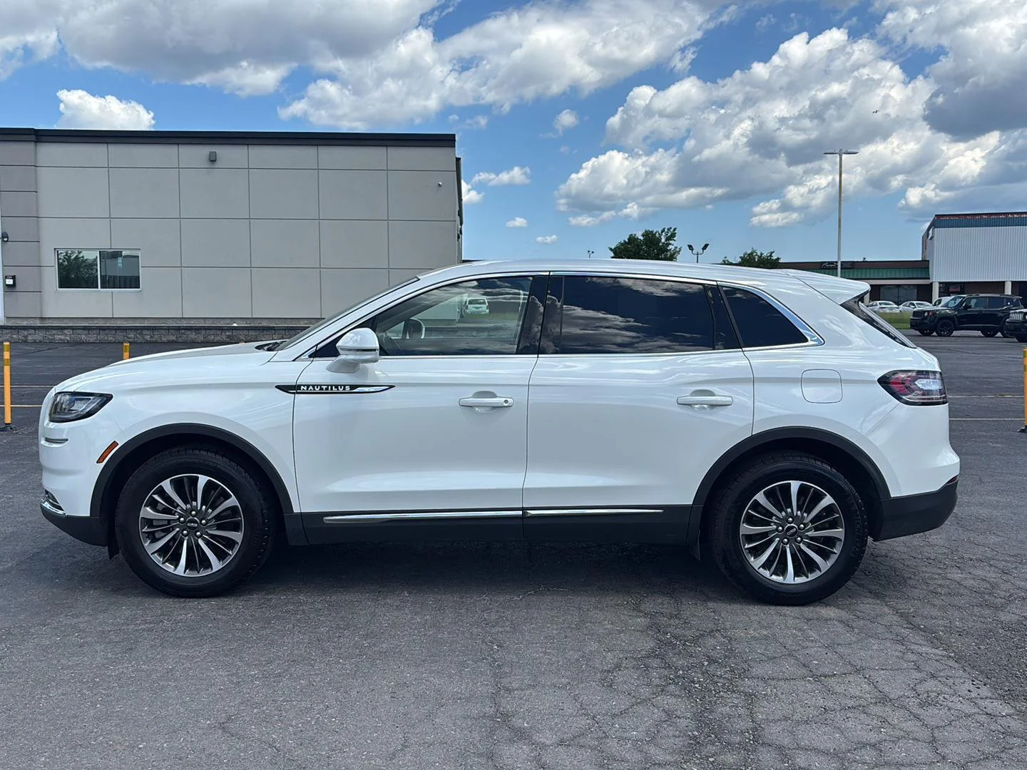 Used 2023 Pristine White Lincoln Standard image 4