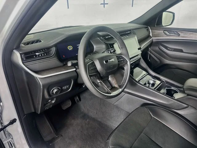 New 2026 Bright White Clear-Coat Exterior Paint Jeep Laredo image 9