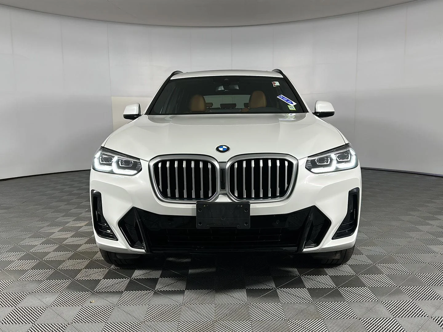 Used 2024 Mineral White Metallic BMW xDrive30i image 2