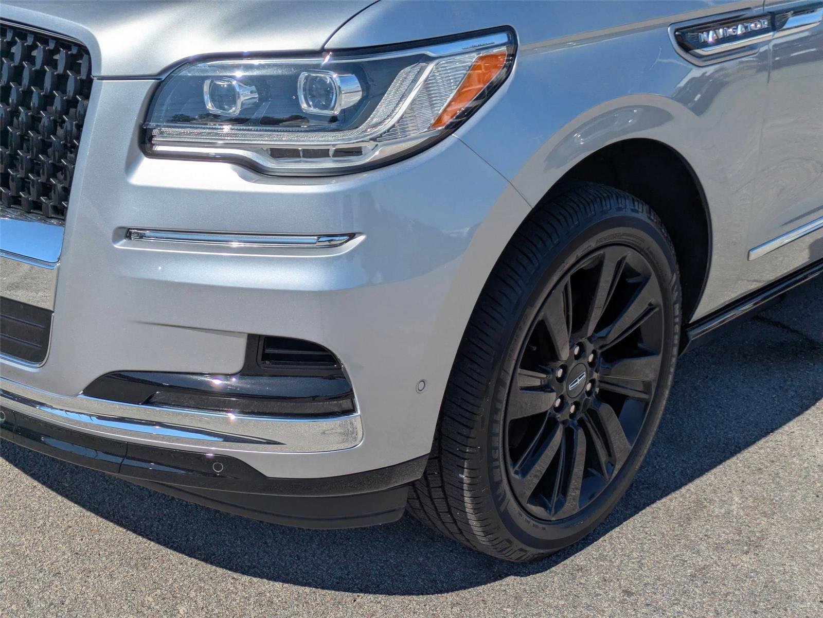 Used 2024 Silver Radiance Metallic Clearcoat Lincoln Black Label image 5