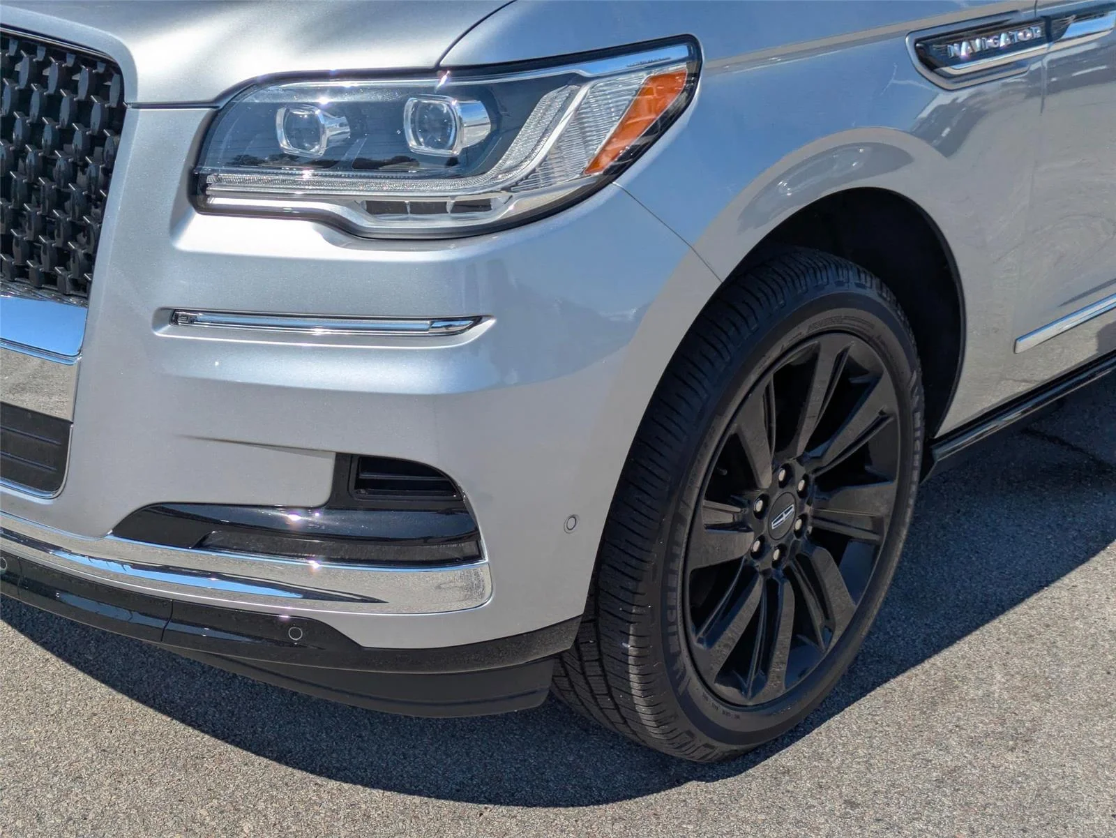 Used 2024 Silver Radiance Metallic Clearcoat Lincoln Black Label image 5