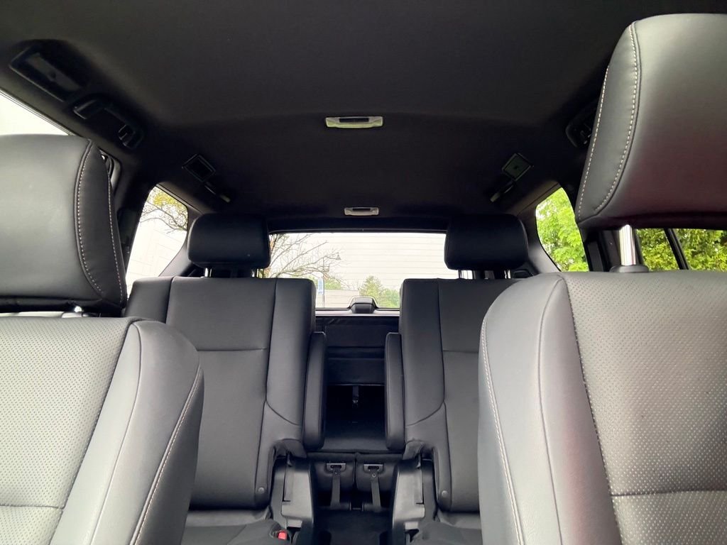 Used 2022 White Lexus 460 image 37