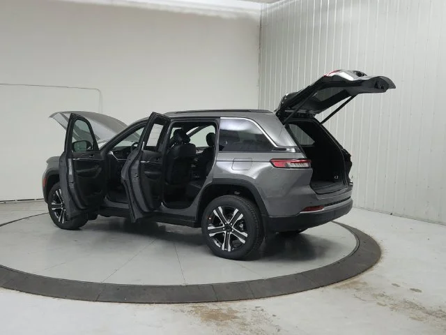 New 2027 Sting-Gray Clearcoat Jeep Limited image 14