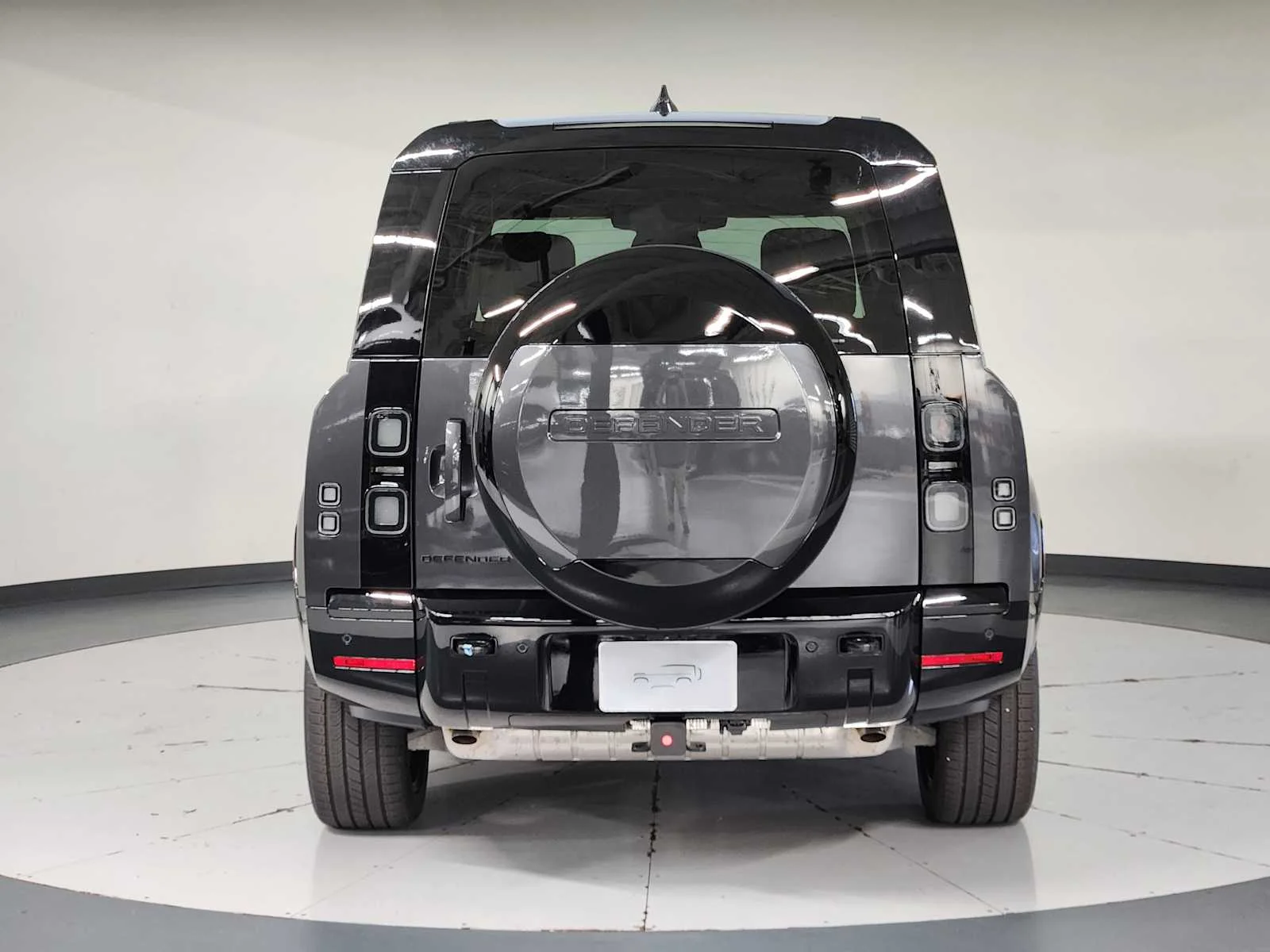 New 2026 Carpathian Grey Premium Metallic Land Rover X-Dynamic SE - 130 P400 image 17