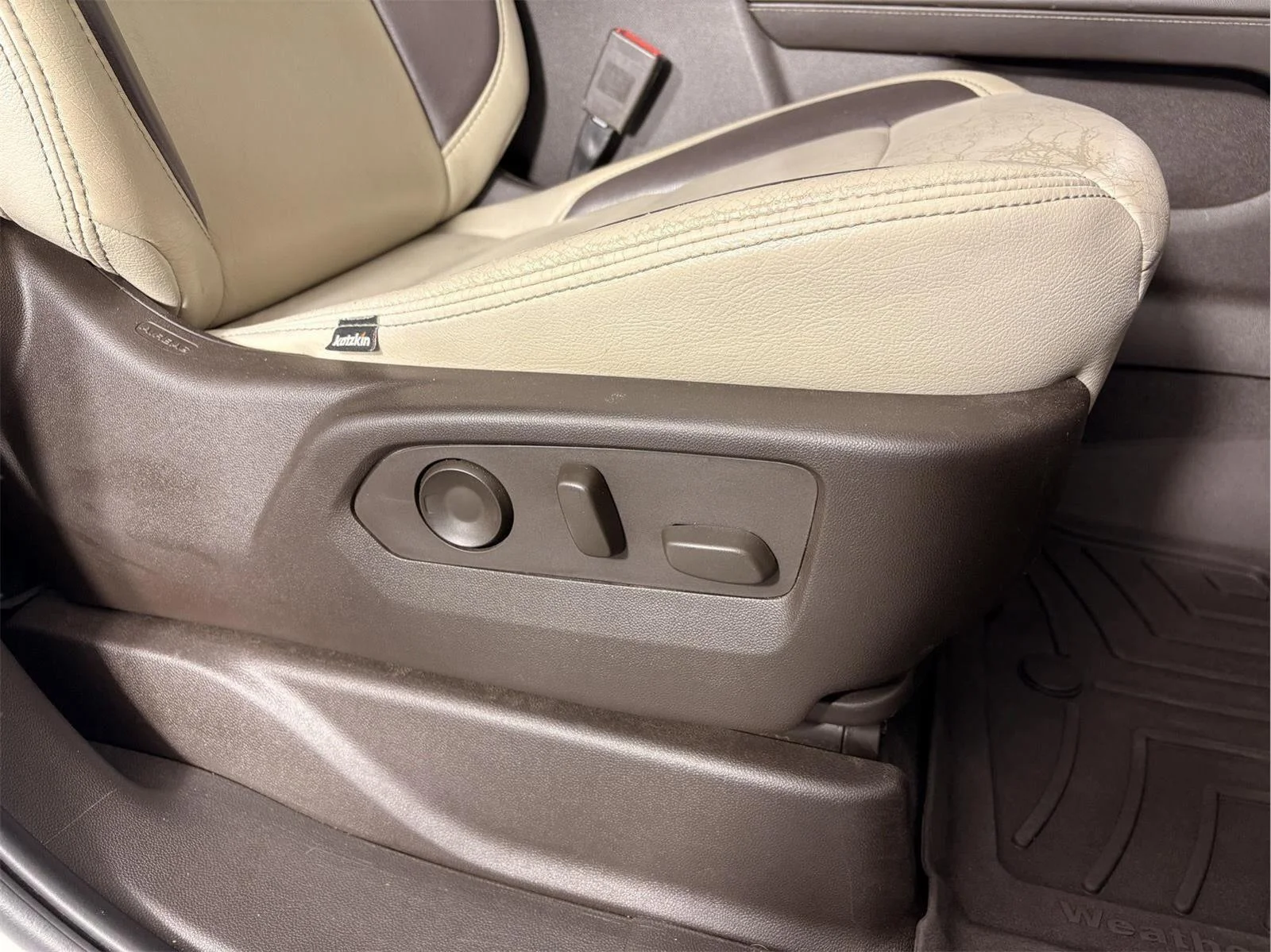 Used 2022 Summit White GMC SLE image 24