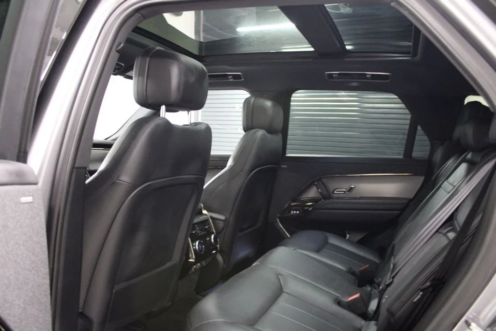 Used 2024  Land Rover Dynamic SE image 28