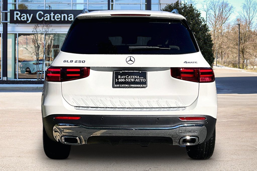 New 2026 Polar White Mercedes-Benz GLB 250 image 4