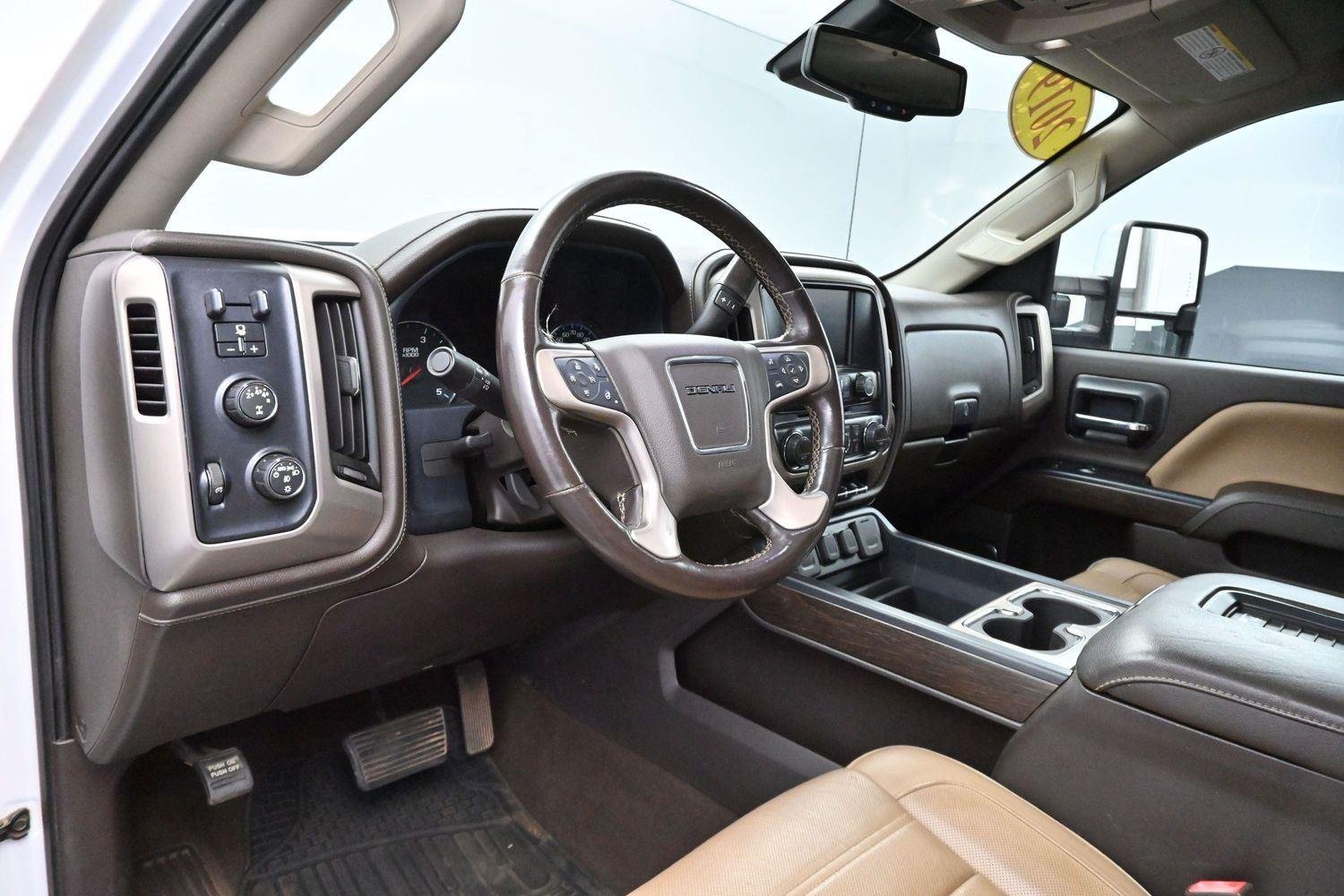 Used 2019 White Frost Tricoat GMC Denali image 15