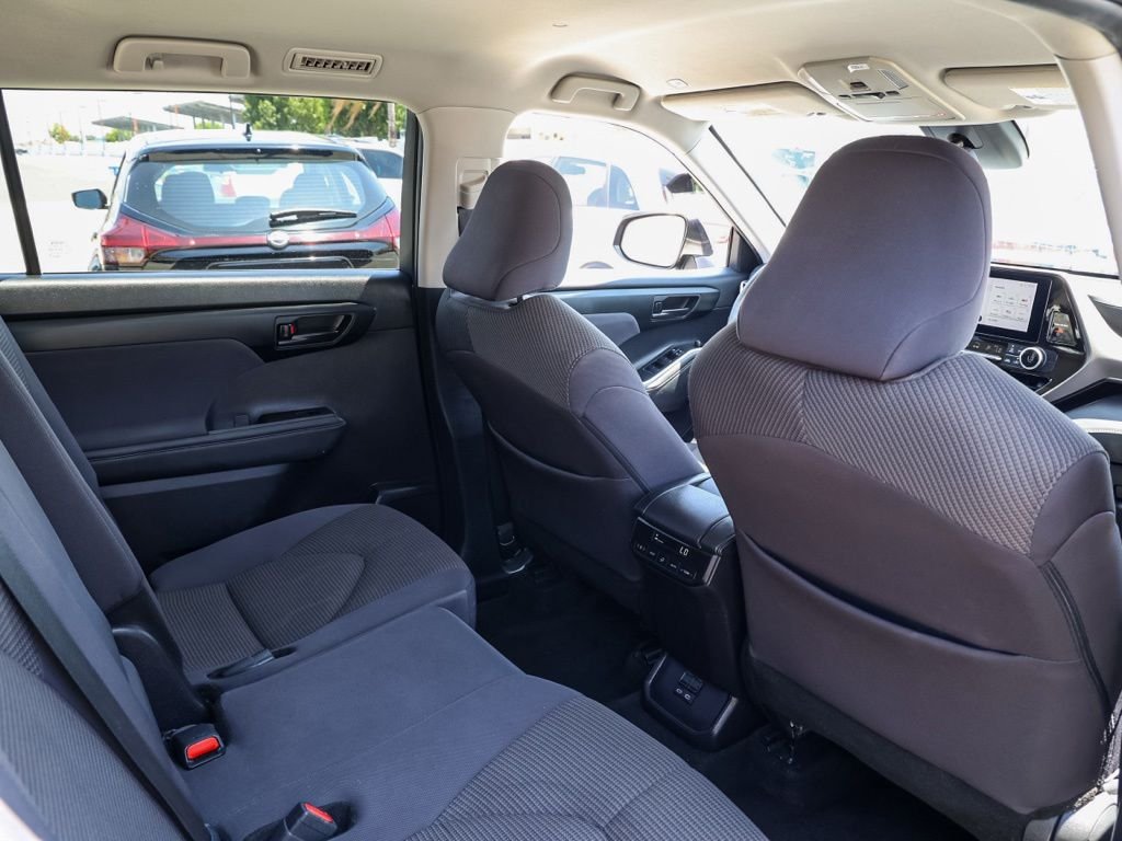 2024 Toyota Highlander LE - Photo 16