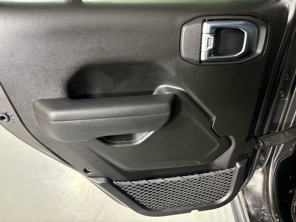 New 2026 Granite Crystal Metallic Clearcoat Jeep Mojave image 34