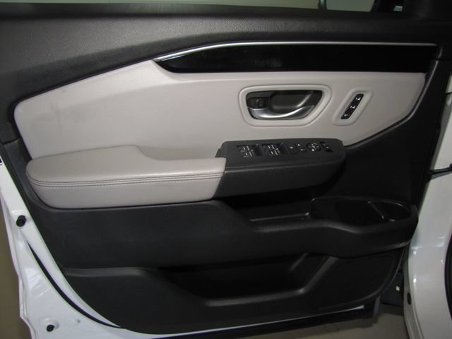 Certified Used 2025 Platinum White Pearl Honda EX-L image 39