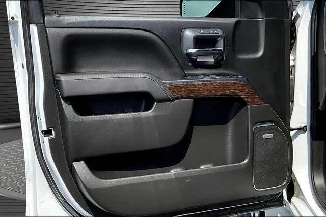 Used 2018 WHITE FROST TRICOAT GMC Denali image 21
