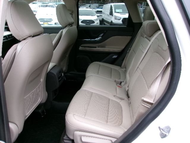 Used 2022 Pristine White Lincoln Standard image 7