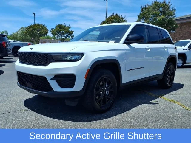 Used 2025 White Jeep Altitude image 30