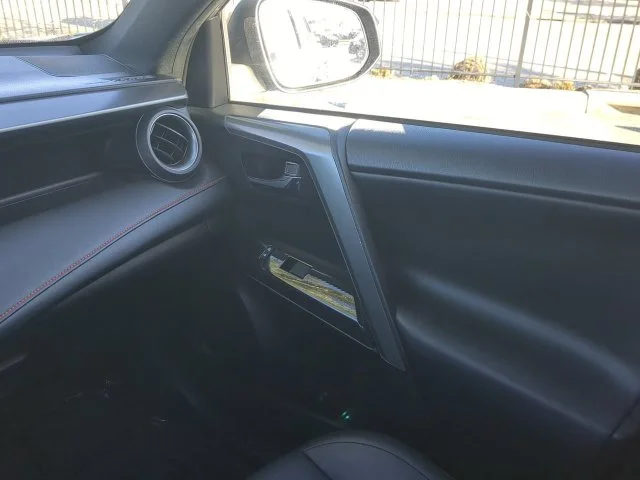 Used 2016 Silver Toyota SE image 19