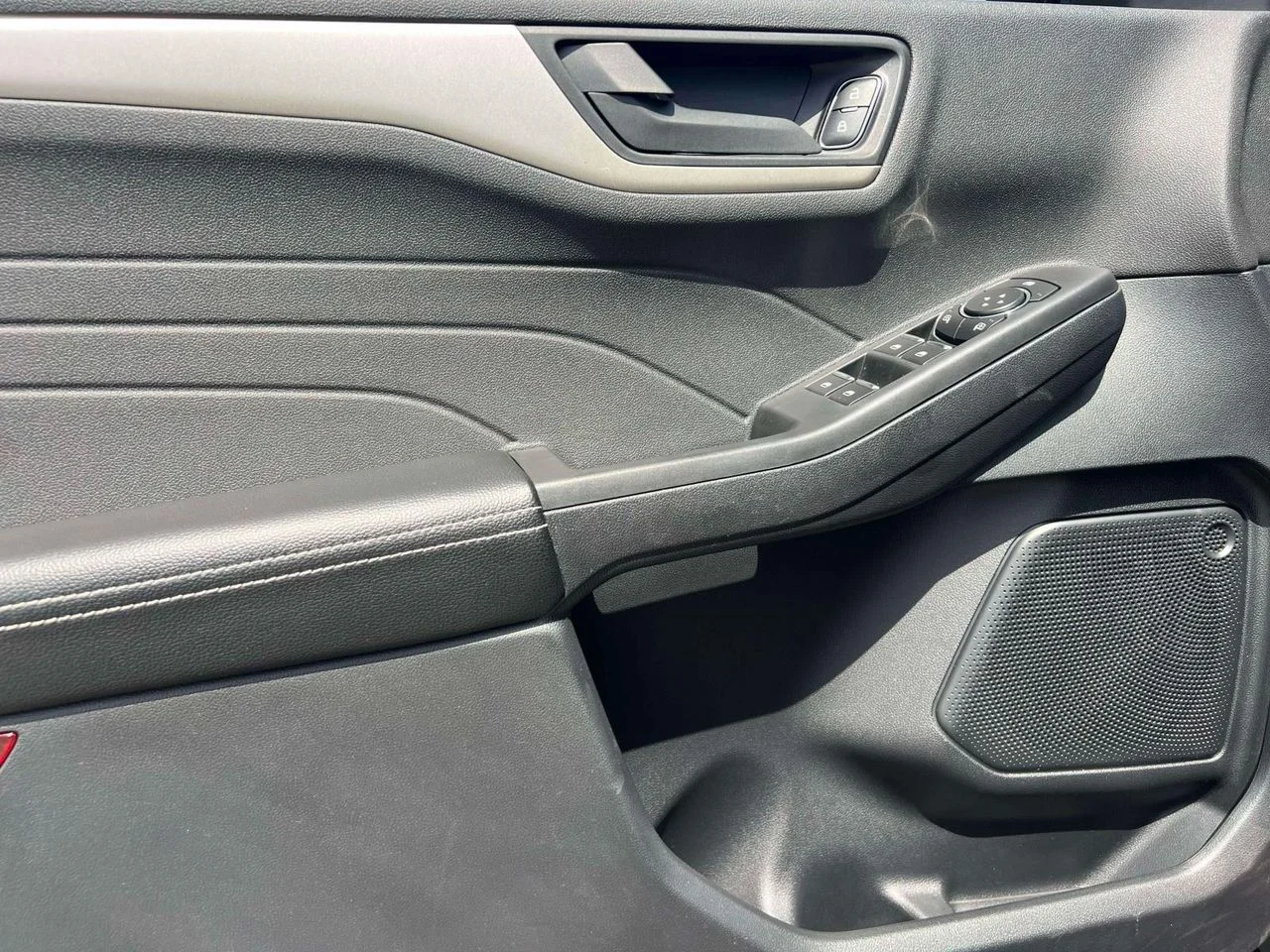Used 2022 AGATE BLACK METALLIC Ford SE image 19