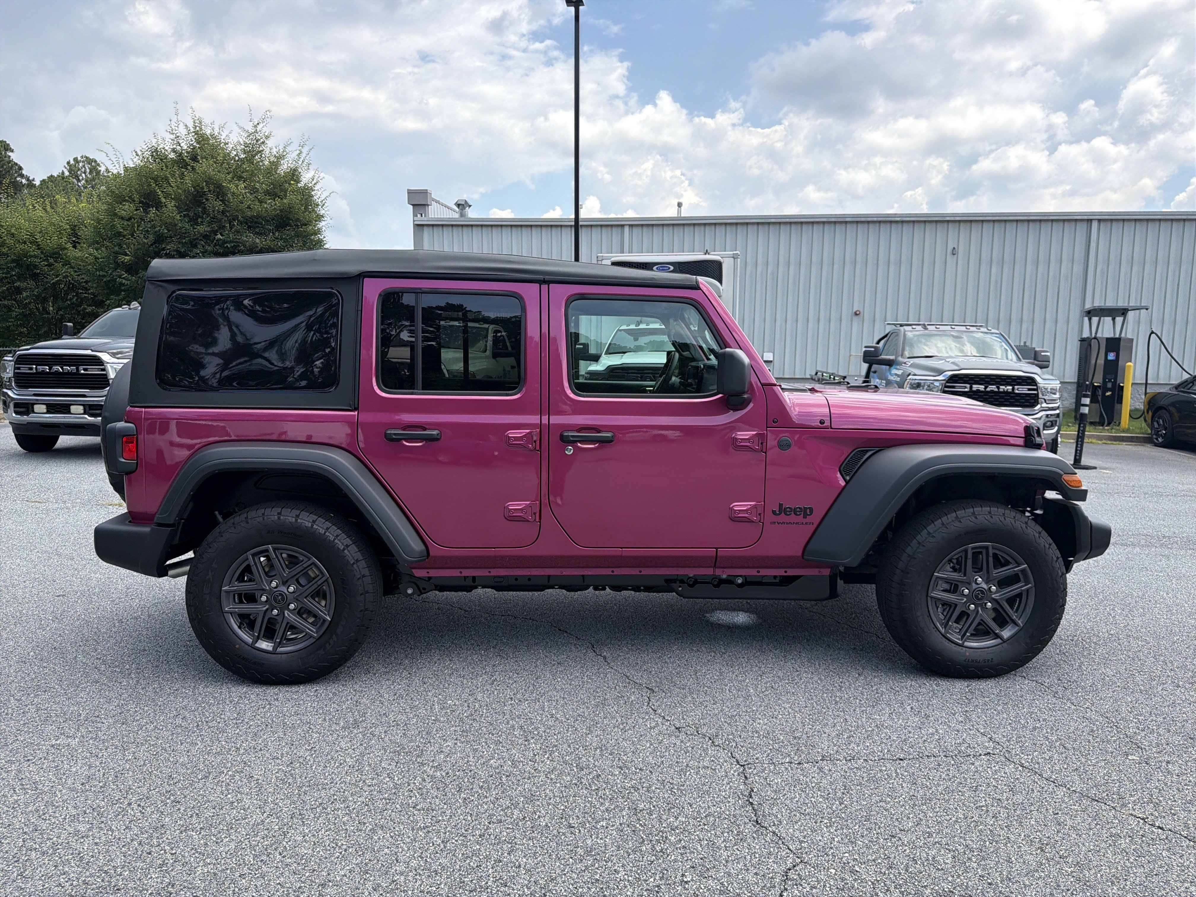New 2026 Tuscadero Pearl-Coat Exterior Paint Jeep Sport image 9