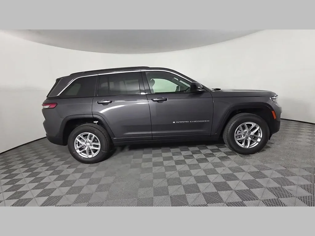 New 2026 Baltic Gray Metallic Clear-Coat Exterior Paint Jeep Laredo image 29