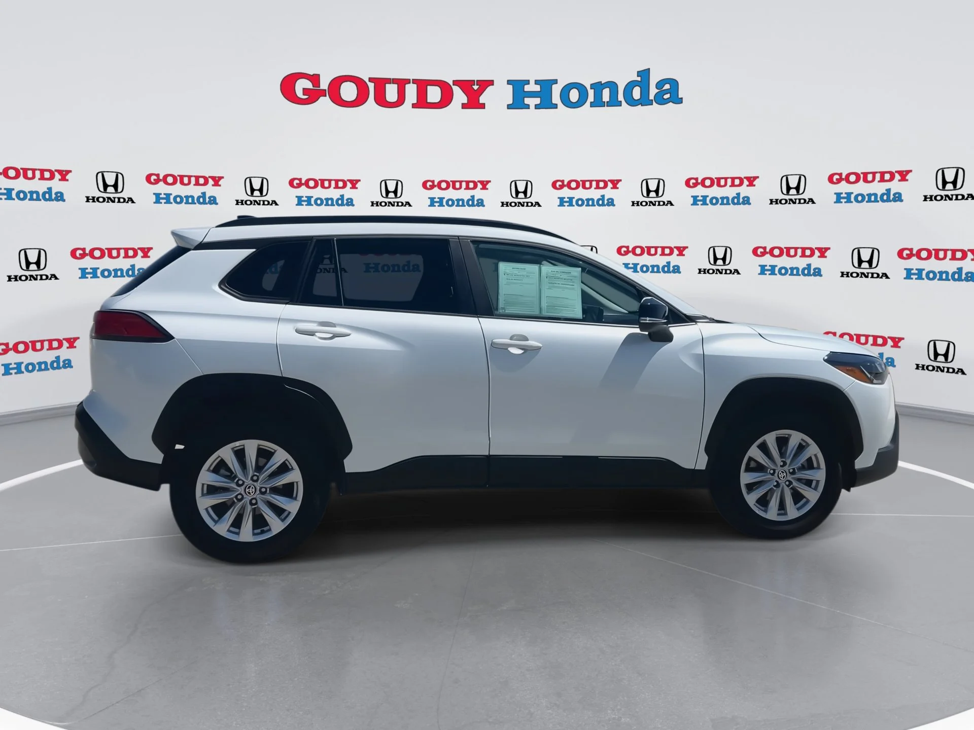 Used 2025 Pearl Toyota LE image 9