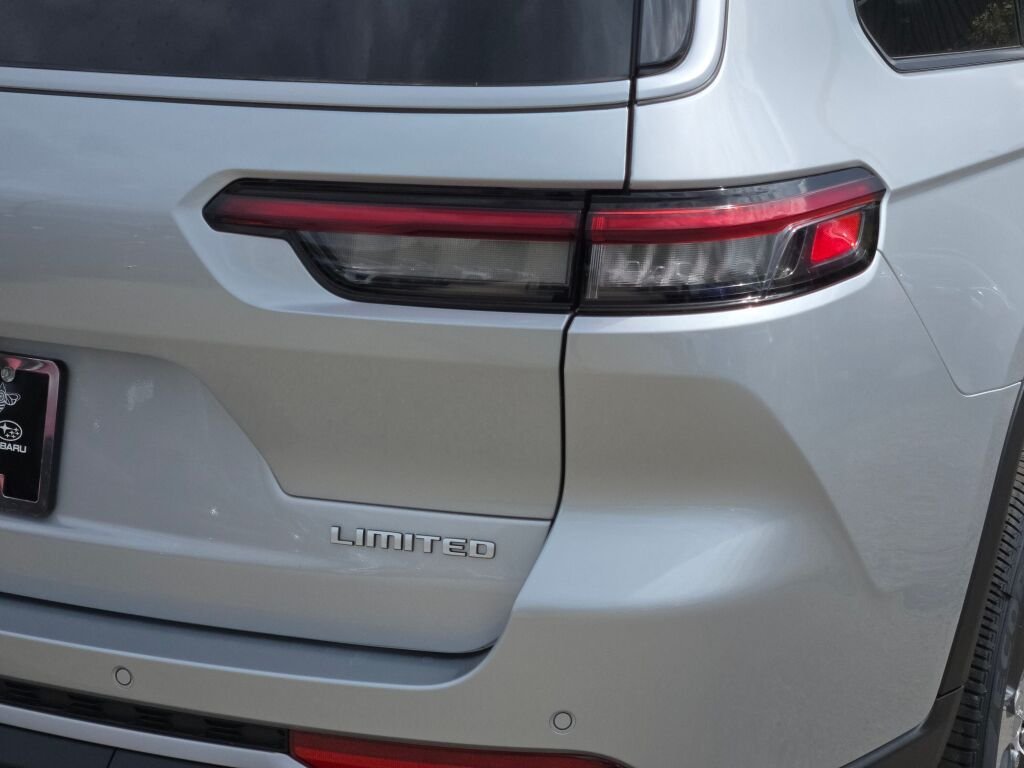 New 2026 Silver Zynith Exterior Paint Jeep Limited image 13
